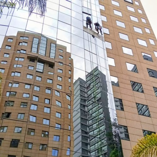 Limpeza de vidros por acesso de cordas
