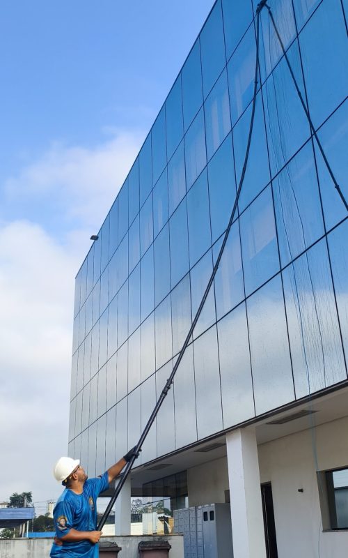Limpeza de vidros com cabos extensores